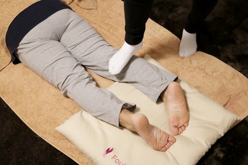 下半身の後ろをほぐします