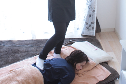 凝り固まった背中をほぐします