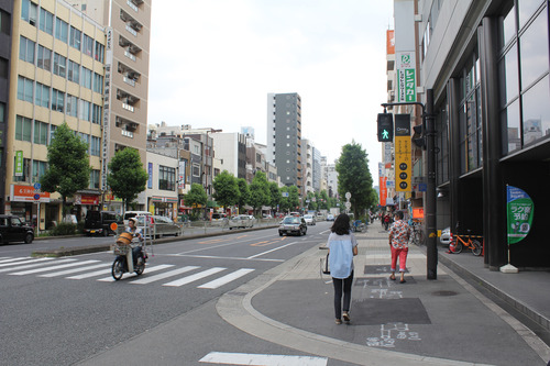 13番出口を出たらそのまま南方向に歩きます