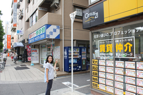 センチュリー21と池屋住宅の間の道を左右に曲がります